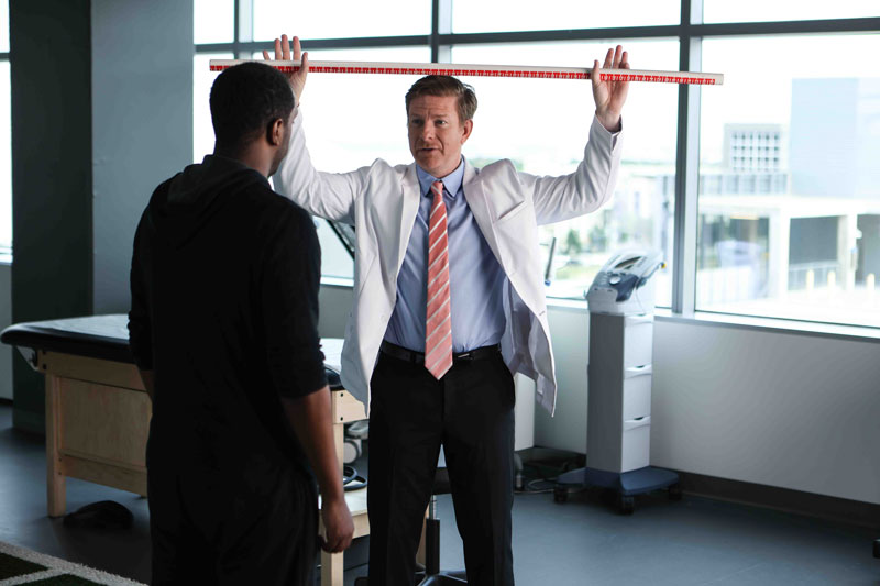 doctor-measuring-patient